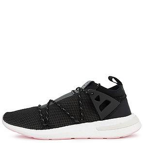 The Woman's Arkyn Runner in Black Carbon and Pink